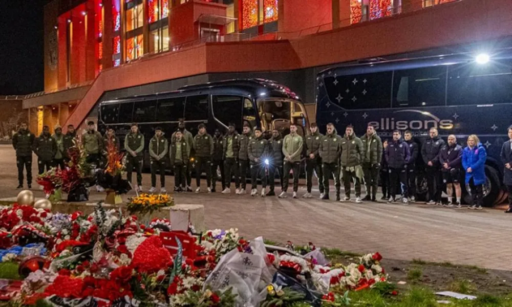 Σύσσωμη η Γουλβς κατέθεσε στεφάνι στη μνήμη του Ζότα έξω από το «Άνφιλντ»