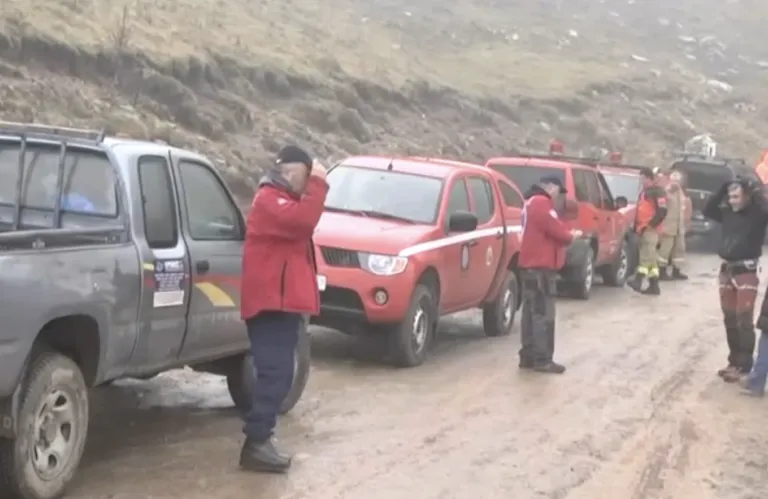 Σχεδόν αγκαλιασμένοι εντοπίστηκαν οι 4 ορειβάτες που χτυπήθηκαν από χιονοστιβάδα στα Βαρδούσια