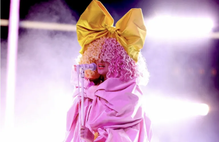 Η Sia εκθρόνισε τη Mariah Carey από την κορυφή των χριστουγεννιάτικων charts στο Spotify (βίντεο)