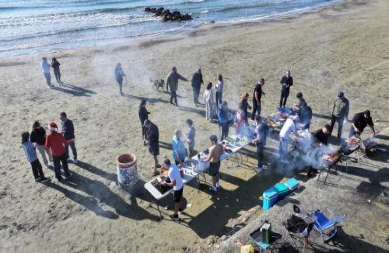 Λάρνακα: Πιστοί στο ραντεβού τους οι χειμερινοί κολυμβητές - Έκαναν το τελευταίο μπάνιο της χρονιάς