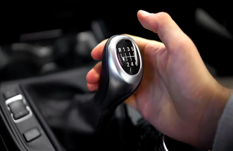 Με ταχύτητα ή με «νεκρά» στην κατηφόρα; Τι να επιλέξω