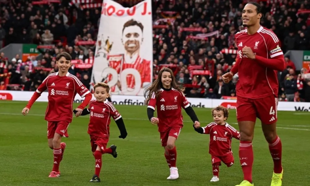 Ο Φαν Ντάικ μπήκε στον αγωνιστικό χώρο του «Άνφιλντ» με τα παιδάκια του Ζότα…