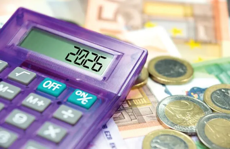 Η μεγάλη απάτη των «πλεονασμάτων» λίγο πριν την εκπνοή του 2025