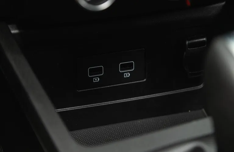 Το λάθος που κάνουν 8 στους 10 οδηγούς και μπορεί να κοστίσει ακριβά - Τι δεν πρέπει να συνδέσεις ποτέ στο αυτοκίνητο