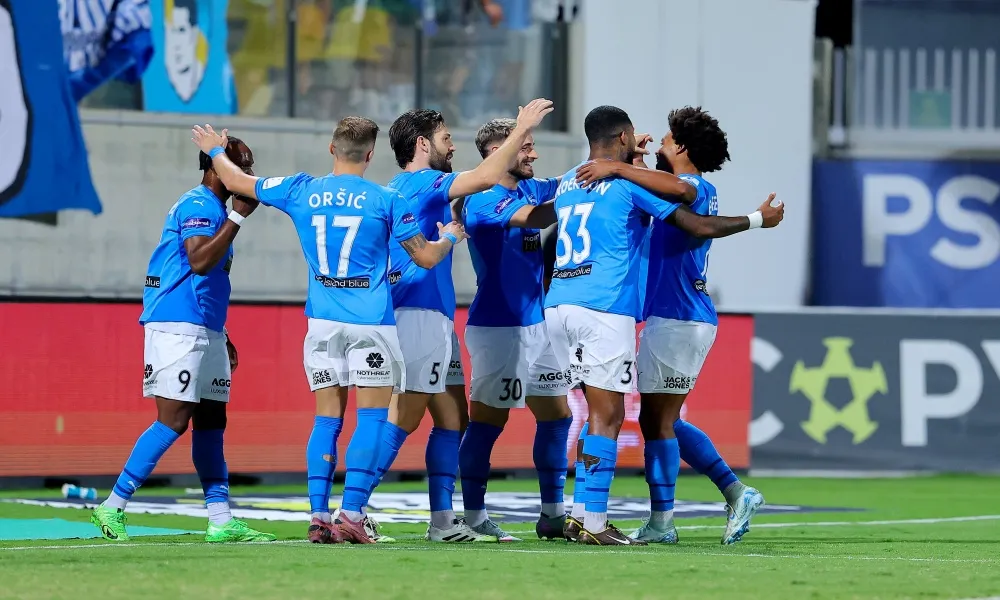 Βάζει γερά τις βάσεις από το α΄ ημίχρονο