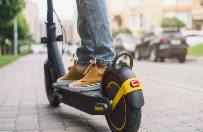 Χειροπέδες σε 21χρονο: Φέρεται να παρέσυρε γυναίκα και νήπιο με το πατίνι του - Εγκατέλειψε τη σκηνή