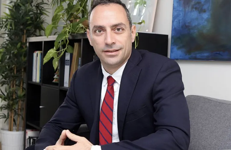 Μαρίνος Κλεάνθους: Το ΔΗΚΟ είναι παντρεμένο με την κυβέρνηση και ταυτόχρονα ερωτευμένο με τον ΔΗΣΥ