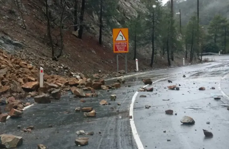 Οδηγοί προσοχή: Κατολισθήσεις και συσσώρευση νερού στο highway Λεμεσού/Πάφου - Τα σημεία