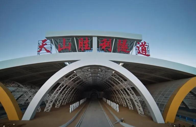 Άνοιξε το μεγαλύτερο τούνελ αυτοκινητοδρόμου στον κόσμο στα 2.000 μέτρα ύψος - Σε ποια περιοχή κατασκευάστηκε