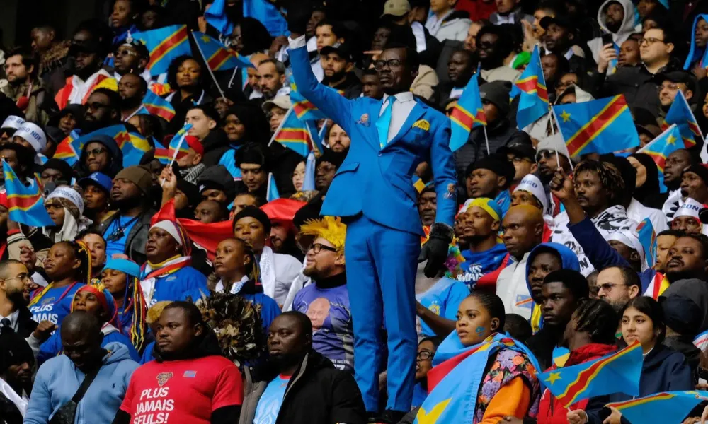 Φίλαθλος του Κόγκο στέκεται ως άγαλμα προς τιμήν του Λουμούμπα στο AFCON