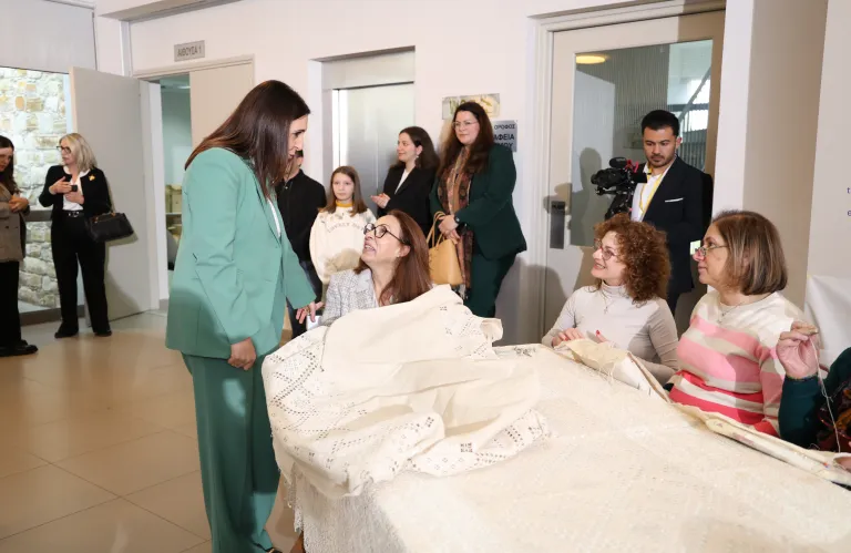 Λογότυπο κυπριακής προεδρίας Συμβουλίου ΕΕ - Το λευκαρίτικο κέντημα έχει την τιμητική του