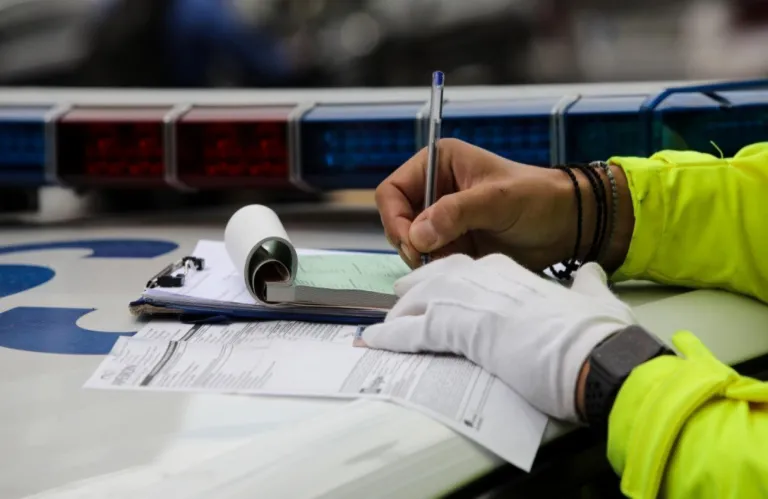 Πρόστιμο 3.750 ευρώ και φυλάκιση για όσους βυθίζουν το πόδι τους στο γκάζι - Αυτός είναι ο πιο αυστηρός ΚΟΚ στην Ευρώπη