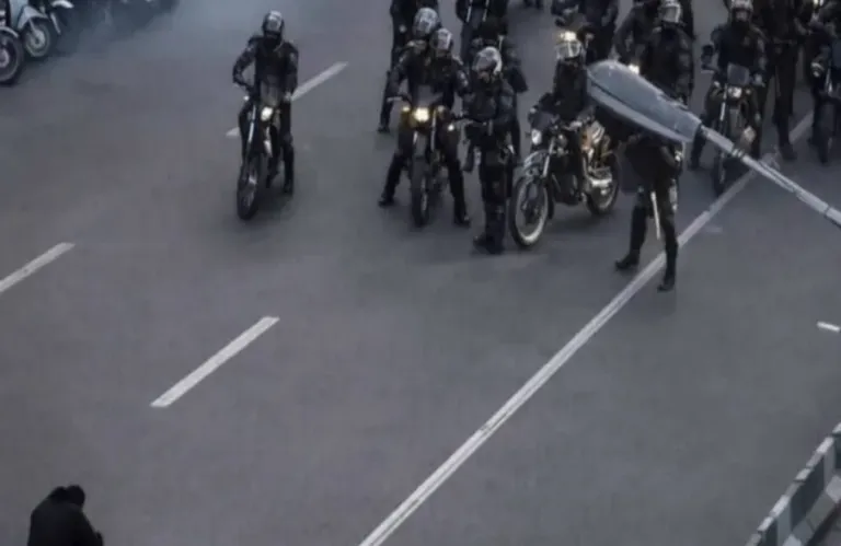 Iran: Protester Sitting in Front of Police Forces Goes Viral