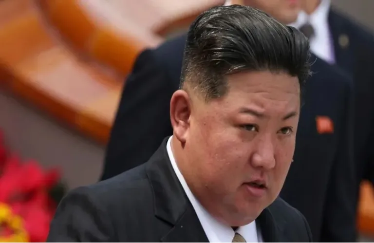 Ο Κιμ Γιονγκ Ουν εξαίρει τους Βορειοκορεάτες στρατιωτικούς του που πολεμούν «σε ξένη γη»