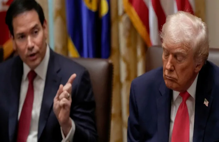 Τραμπ για την υγεία του: «Είναι τέλεια» - Τι απαντά για μώλωπες και κλειστά μάτια