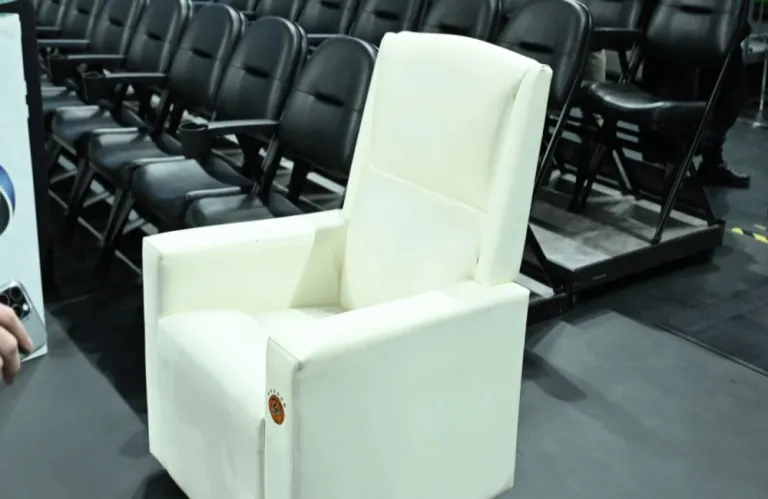 Πήρε... θέση στο «T-Center» η προεδρική πολυθρόνα του DPG!