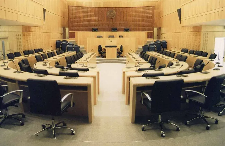 Challenging Parties and Favorites?