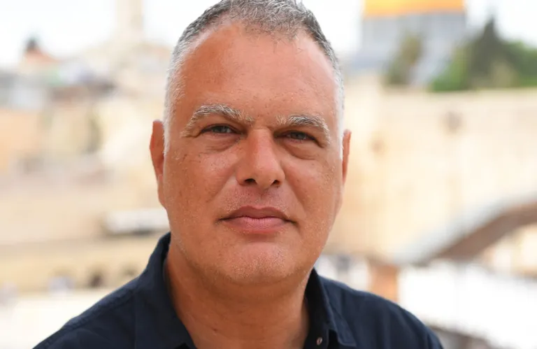 Η τριγλωσσία των ΗΠΑ και τα 7+1 μέτωπα του Ισραήλ: Ο Γαβριήλ Χαρίτος στον «Π» για τη Μέση Ανατολή του 2026