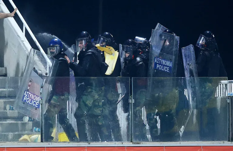 Ένταση στην κερκίδα της Ανόρθωσης