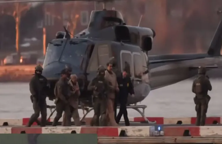 Live: Με ελικόπτερο, πάνοπλους αστυνομικούς και φορώντας καφέ φόρμα μεταφέρεται ο Μαδούρο στο δικαστήριο