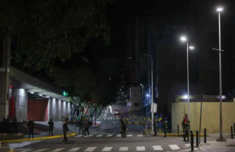 Gunfire Near Presidential Palace in Caracas - Situation Under Control (Video)