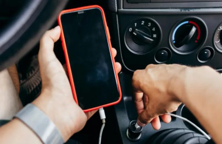 Η φθηνή συσκευή που επιτρέπει να συνδέεις το κινητό σου σε παλαιάς γενιάς αυτοκίνητο