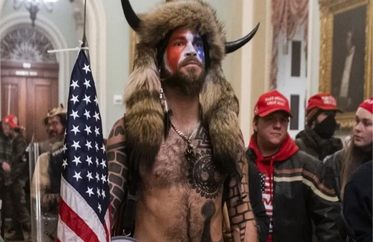 Ο «QAnon Shaman» στρέφεται κατά του Τραμπ και μπαίνει στην πολιτική