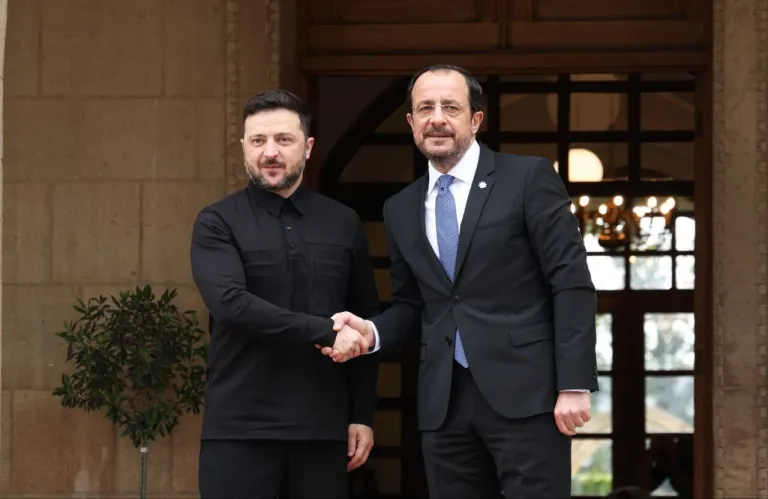 Έφτασε στην Κύπρο ο Ζελένσκι - Διαμαρτυρία Ουκρανών στην Πλατεία Ελευθερίας