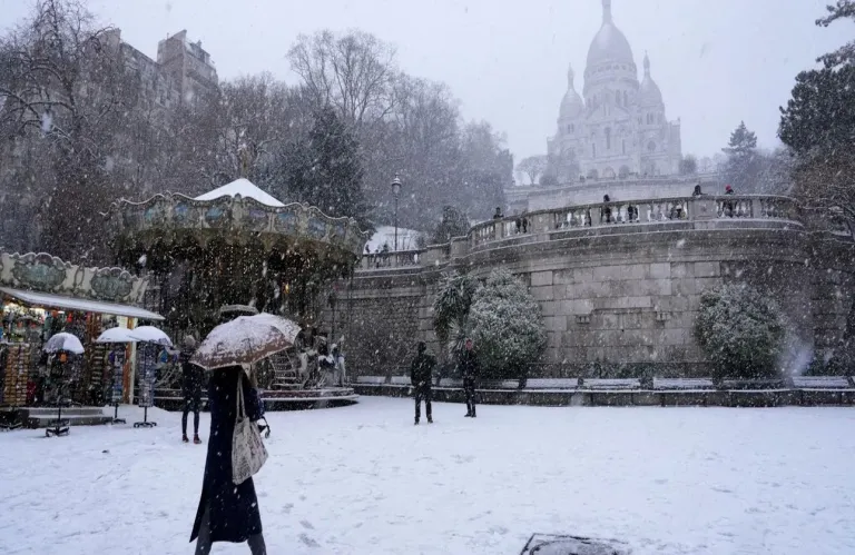 Χάος στην Ευρώπη από τις χιονοπτώσεις: Σοβαρά προβλήματα στις μετακινήσεις σε πολλές χώρες, -24 βαθμοί στην Αυστρία