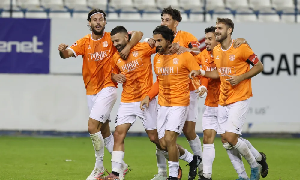 Αφαίρεση βαθμών, κεκλεισμένων και αποκλεισμός ενός χρόνου για το ξύλο στον δαιτητή