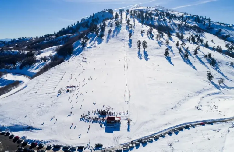 Τα δημοφιλέστερα χιονοδρομικά κέντρα της Ελλάδας - Πίστες για καταβάσεις και πώς διαμορφώνονται οι φετινές τιμές