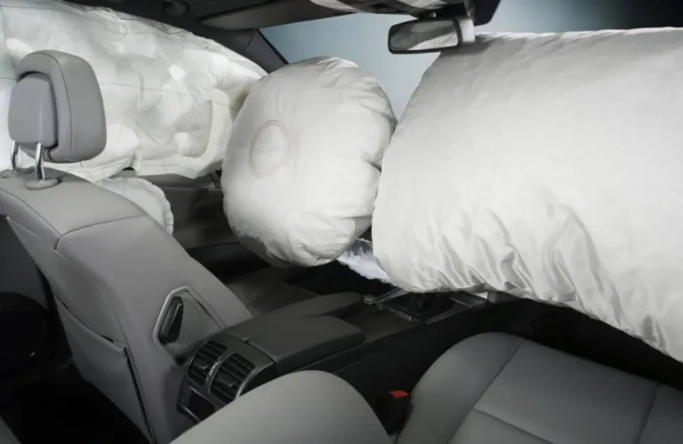 Καθηλωμένοι χωρίς λύση: Χιλιάδες οχήματα χωρίς ΜΟΤ εδώ και σχεδόν δύο μήνες