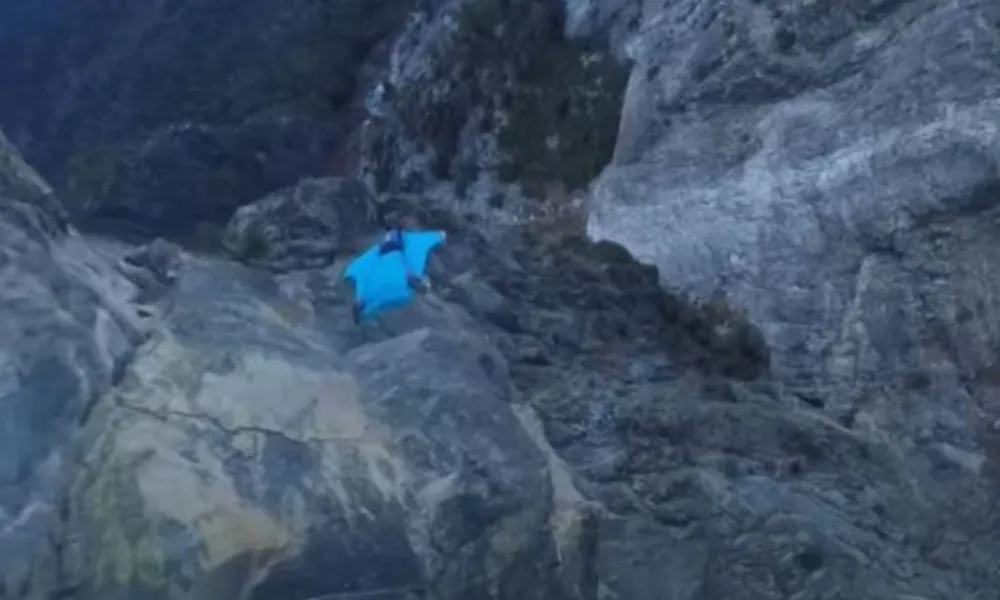 Τραγικός θάνατος για αθλητή extreme sports: Βούτηξε από ύψος 1 χλμ κι έπεσε σε βράχια με 120 χλμ./ώρα