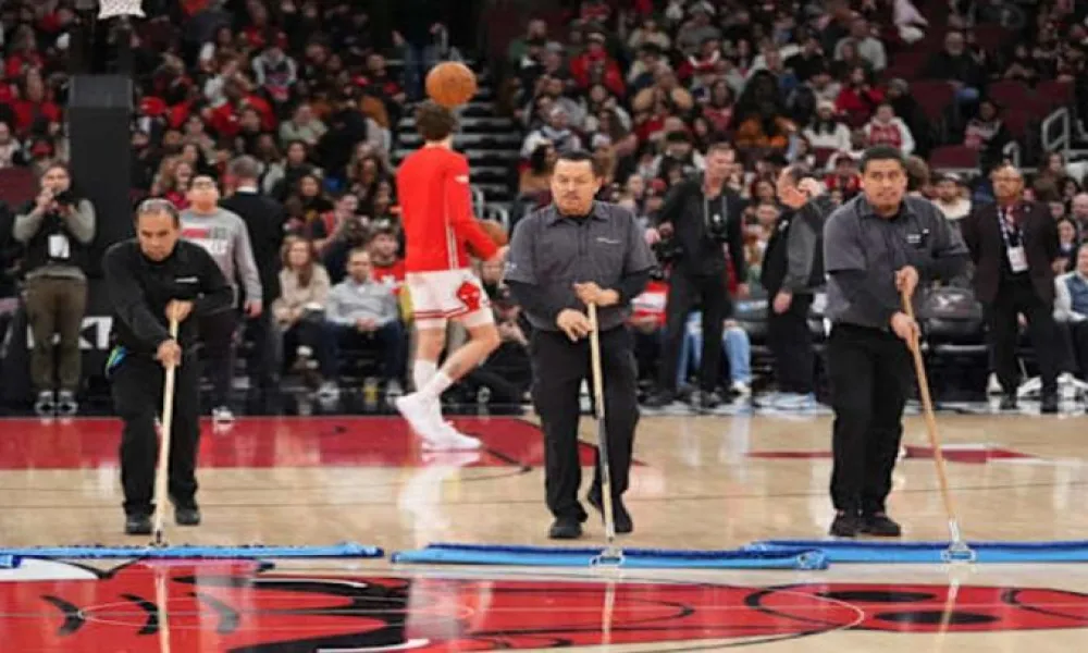 Οριστική διακοπή στο Μπουλς-Χιτ λόγω ακαταλληλότητας του βρεγμένου παρκέ!