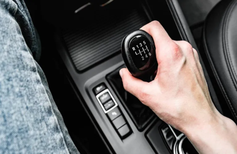 Τι να κάνω αν κολλήσουν οι ταχύτητες - Τι συμβαίνει, πώς το αντιμετωπίζεις