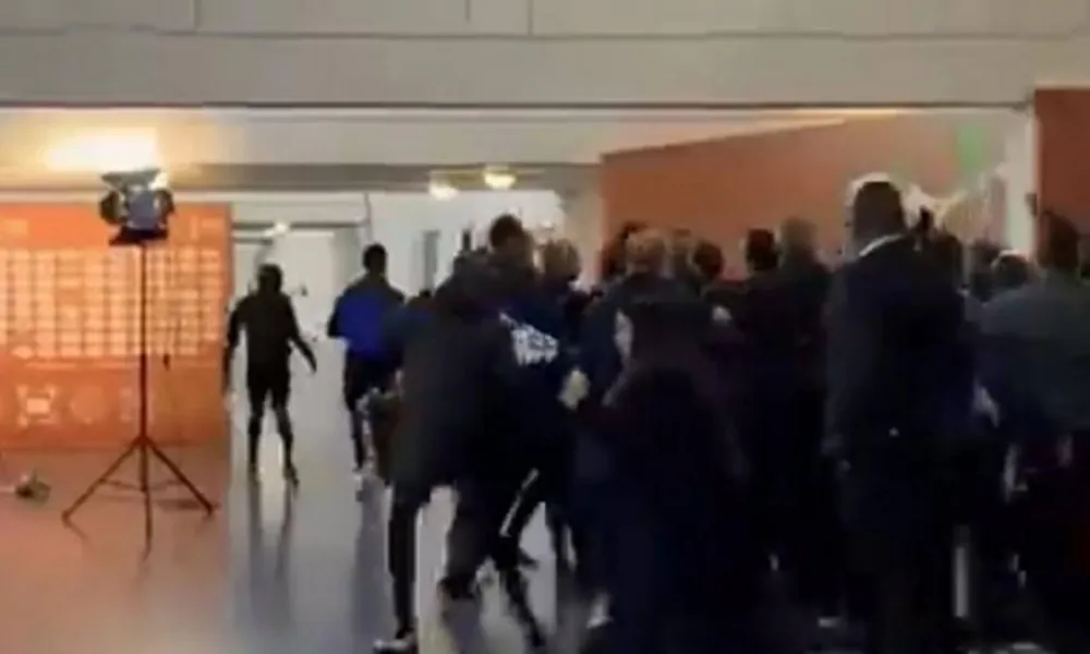 Χάος μετά το Αλγερία-Νιγηρία: Κυνήγησαν τον διαιτητή μέχρι τα αποδυτήρια