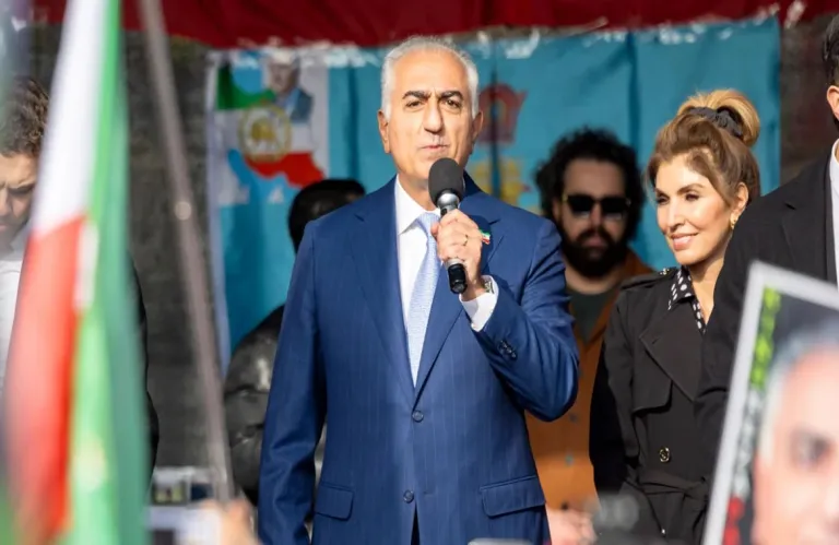 Ιράν: Ποιος είναι ο εξόριστος γιος του σάχη που καλεί τους Ιρανούς στους δρόμους