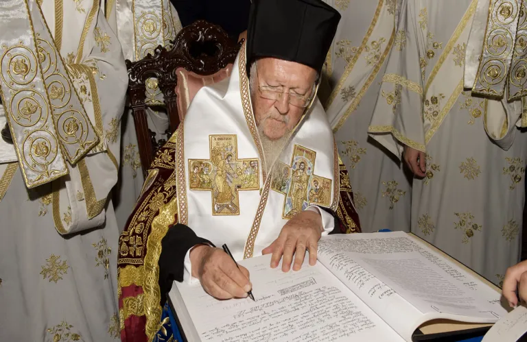 Η Ρωσία κήρυξε πόλεμο στον Οικουμενικό Πατριάρχη: «Διαλύει το σώμα της Εκκλησίας, έχει συμμάχους εθνικιστές και νεοναζί»