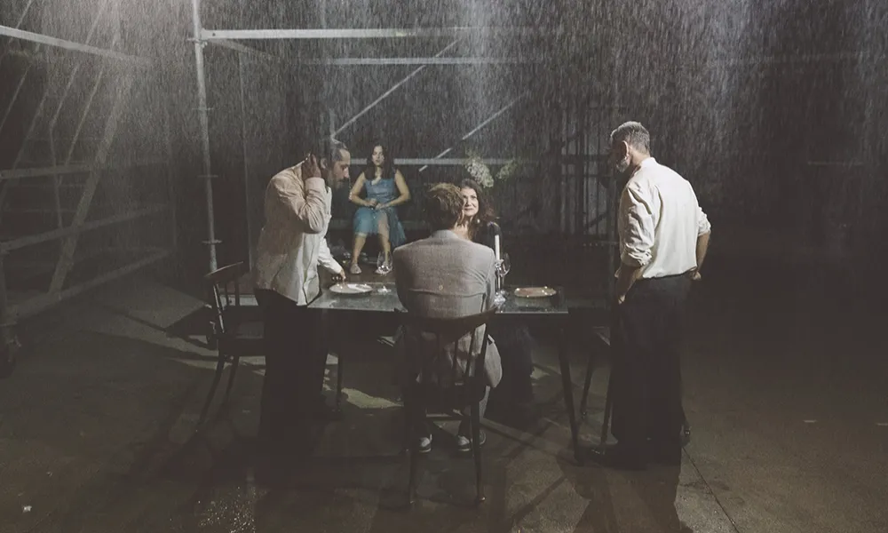 Συνεχίζουν οι παραστάσεις του έργου «Ο ΓΥΑΛΙΝΟΣ ΚΟΣΜΟΣ»