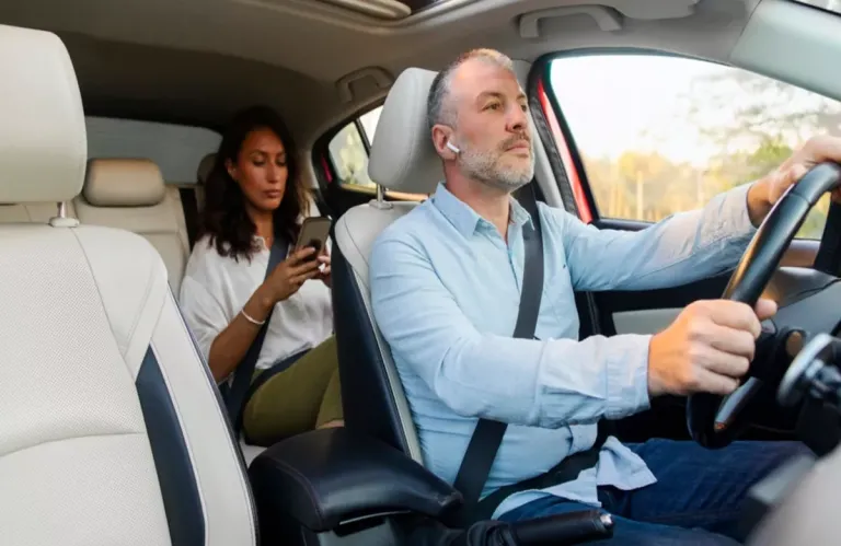 Οδήγηση: Όταν μιλάμε στο κινητό, και με hands free, γινόμαστε πιο αργοί