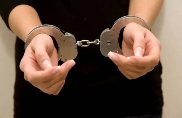 Σύλληψη 25χρονης για ληστεία σε βάρος διανομέα φαγητού στη Λεμεσό