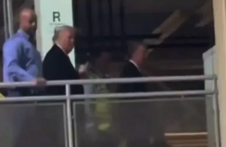 Ο Τραμπ υψώνει το μεσαίο δάχτυλο σε εργάτη μπροστά σε κάμερες (βίντεο)