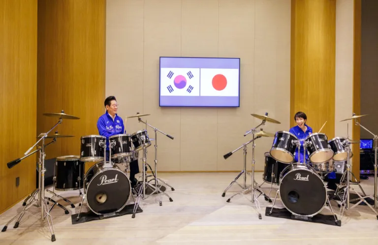 South Korea - Japan: Leaders Beat the Drums