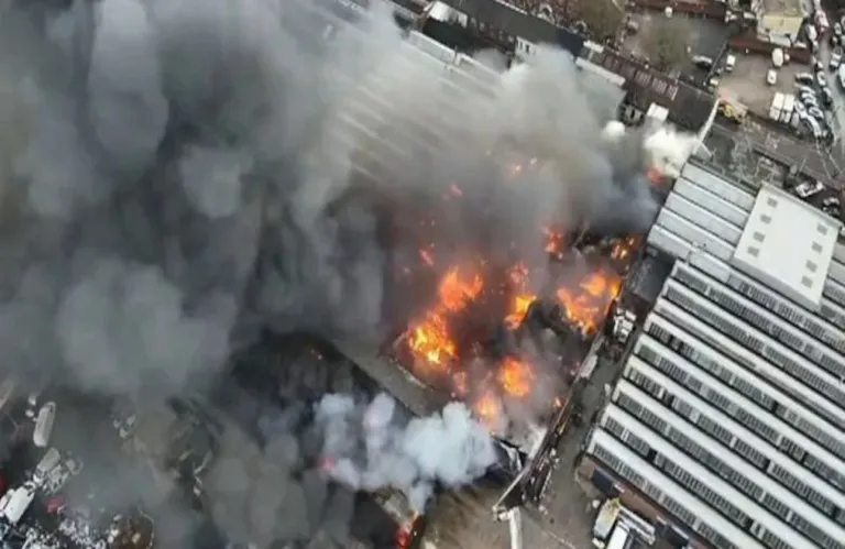 Αγγλία: Μεγάλη πυρκαγιά σε εργοστάσιο στο Γούλβερχαμπτον - Συναγερμός για τοξικούς καπνούς (βίντεο)