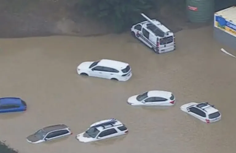Flash Floods Hit Australia, Cars Swept into the Sea