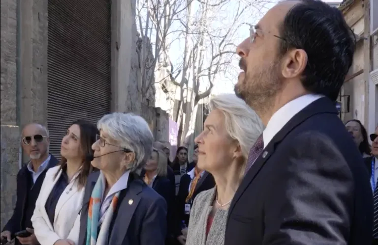 Μήνυμα Φον ντερ Λάϊεν για Κυπριακό: «Aπόλυτη προτεραιότητα της ΕΕ μία δίκαιη λύση» - Περιηγήθηκε στην Πράσινη Γραμμή (βίντεο)
