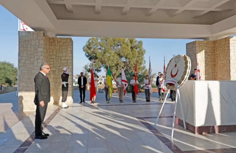 «Να είμαστε φορείς της λύσης»: Η ομιλία Έρχιουρμαν στην επέτειο θανάτου Κιουτσούκ (φώτος)