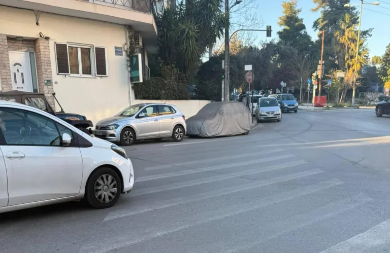 Έλληνας οδηγός τα έκανε όλα λάθος - Αυτό είναι το παρκάρισμα της χρονιάς που έγινε viral