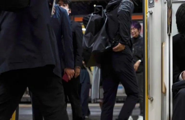 Tokyo Metro Disrupted by Power Outage, Thousands Stranded