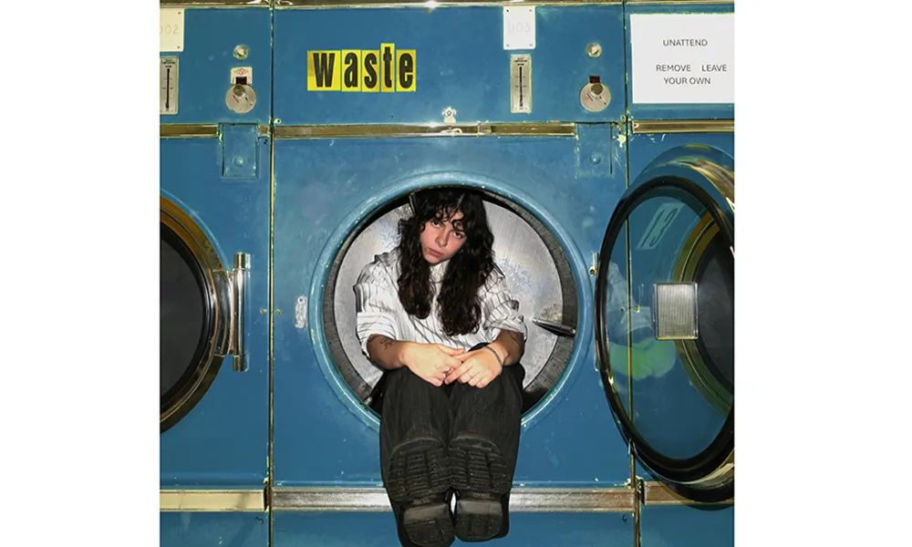 Η Della κυκλοφορεί το νέο single «waste»